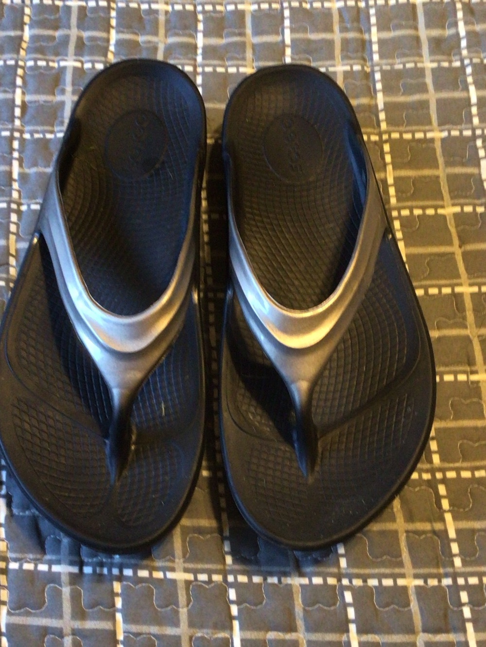 OOFOS Black and Silver Women's Recovery Sandals